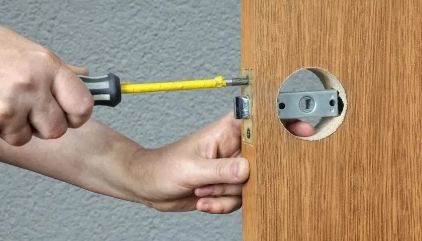 Montaż zamka w drzwiach: Poradnik DIY. Zmień zamek bez fachowca!