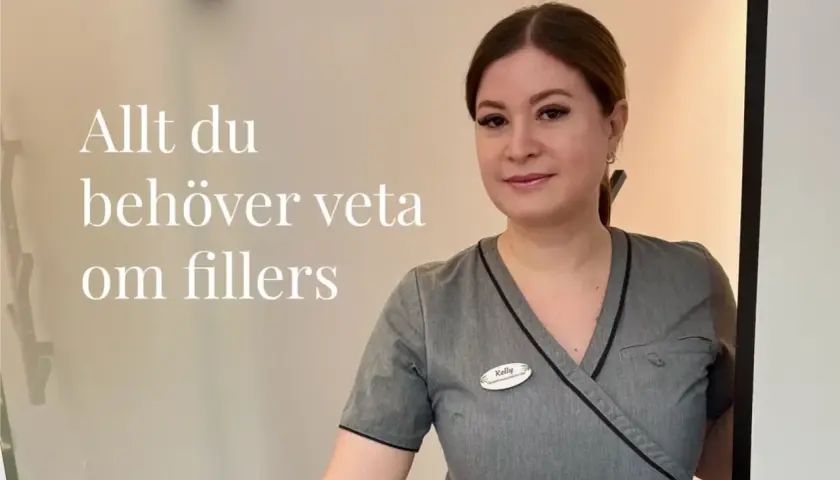 En kvinna i grå uniform med texten "Allt du behöver veta om fillers" bredvid sig. Hon ler mot kameran.