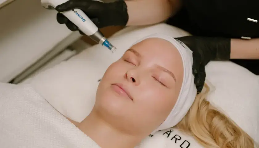 En kvinna får en behandling med Dermapen. Även om hon är gravid, kan hon njuta av hudvård.
