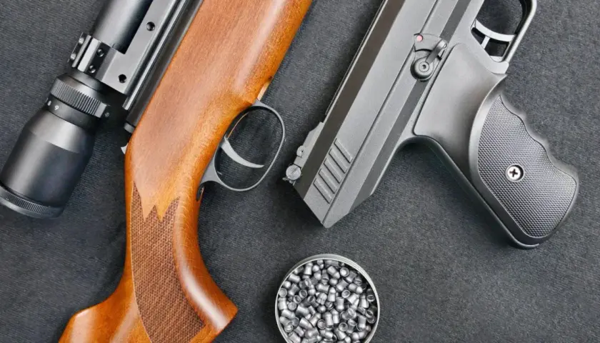 Wiatrówki FAC: karabin z lunetą, pistolet i pudełko śrutu.