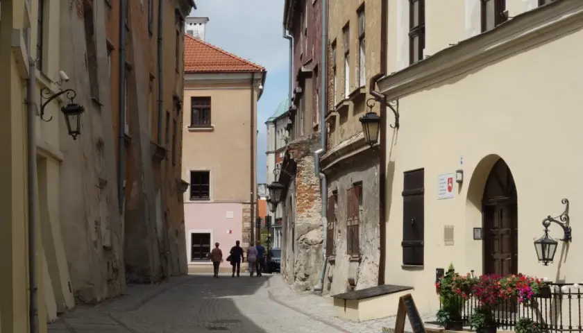 Spacer po urokliwej uliczce Lublina, gdzie stare kamienice tworzą niepowtarzalny klimat. Idealne miejsce na odkrywanie lubelskich atrakcji dla młodzieży.