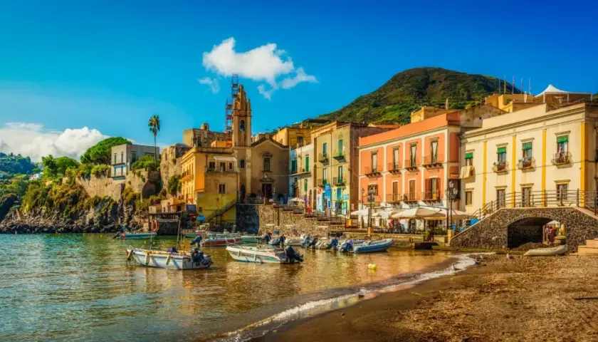 Un borgo colorato sul mare, barche ormeggiate e un campanile svettante. Ecco cosa fare a Lipari per un'esperienza indimenticabile.