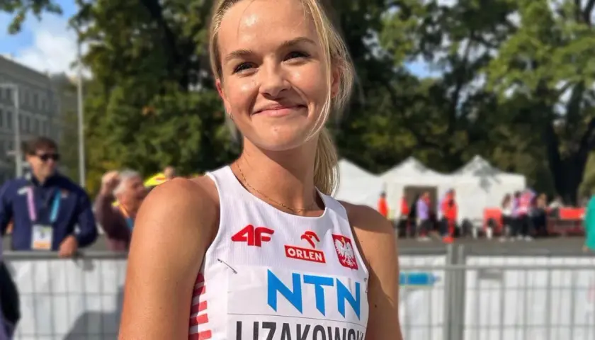Uśmiechnięta Weronika Lizakowska w stroju sportowym z logo NTN, gotowa do startu.
