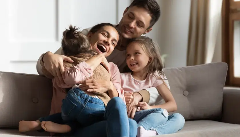Szczęśliwa rodzina: mama, tata i dwie córki, jedna z nich to wspólne dziecko, druga to dziecko z poprzedniego związku.