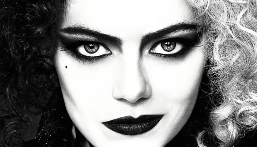 Primo piano di Cruella con capelli bicolore, trucco drammatico e labbra scure. Le sue recensioni sono sempre intense.