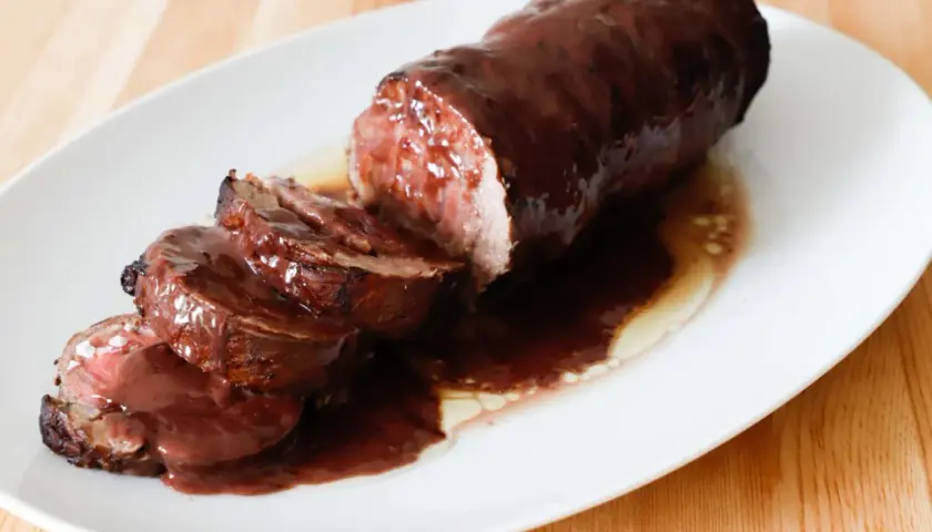 Arrosto di vitello con salsa al vino rosso, un piatto che ricorda la ricchezza della rosa di Parma.