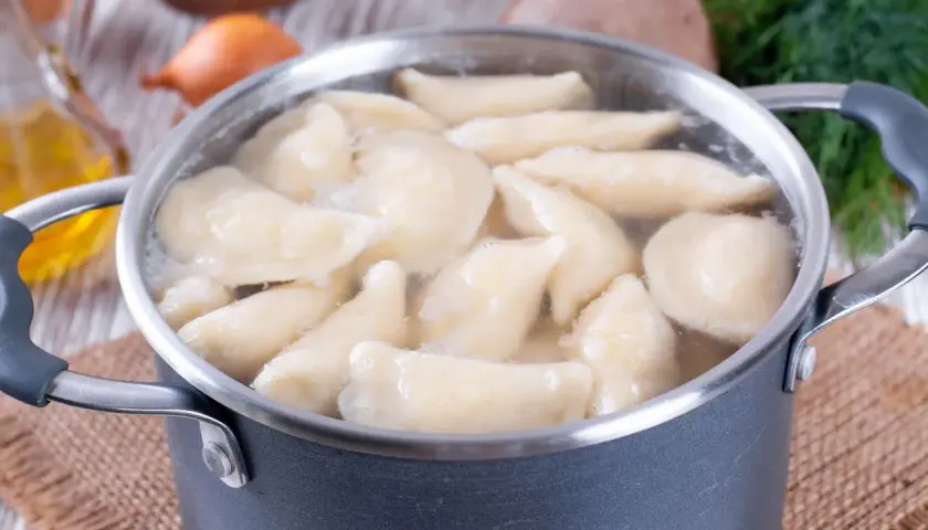 Gotowanie pierogów w garnku. Dowiedz się, jak długo gotować pierogi, by były idealne.