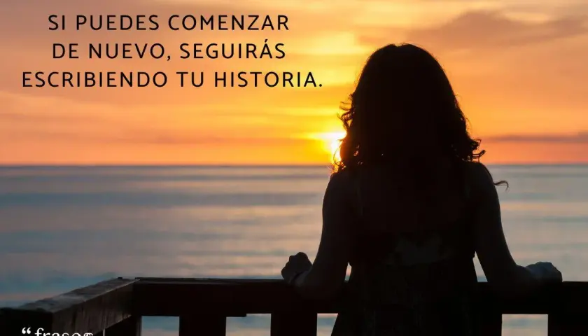 Mujer en silueta contempla un atardecer, inspirada por frases de comienzo de una nueva etapa.