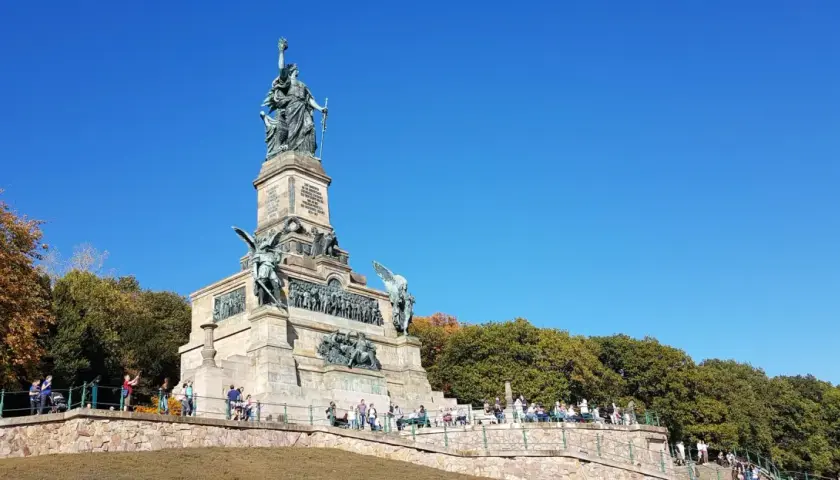 Das Niederwalddenkmal bei Rüdesheim, ein beeindruckendes Monument, das an die Reichsgründung erinnert. Ein echter Geheimtipp am Rhein für Geschichtsinteressierte und Naturliebhaber.