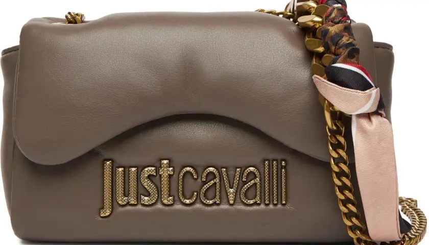 Brązowa torebka Just Cavalli z tłoczonym logo i złotym łańcuszkiem ozdobionym apaszką. Just Cavalli co to za marka? Luksusowa.