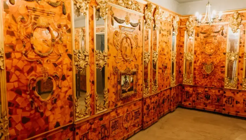 Wnętrze zdobione mozaiką z bursztynu, złote ornamenty i lustra tworzą magiczną atmosferę. To mamerki bursztynowa komnata.