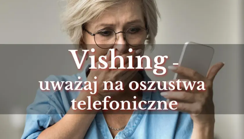 Przerażona kobieta trzyma telefon, na którym widnieje napis "Vishing - uważaj na oszustwa telefoniczne".