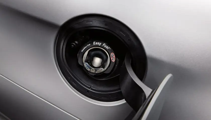 Zbliżenie na wlew paliwa z napisem "Easy Fuel". Nie trzeba odkręcać korka, aby zatankować.