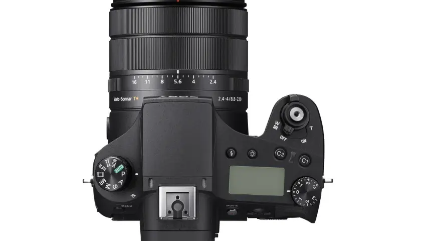 Góra aparatu Sony RX10 IV w teście. Widoczny obiektyw Vario-Sonnar T* 2.4-4/8.8-220, pokrętła trybów i zoomu.