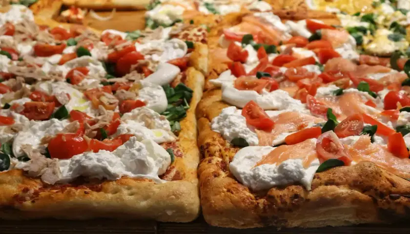 Pyszna pizza z semoliny z burratą, pomidorkami i łososiem lub tuńczykiem. Idealna na letnie popołudnie.