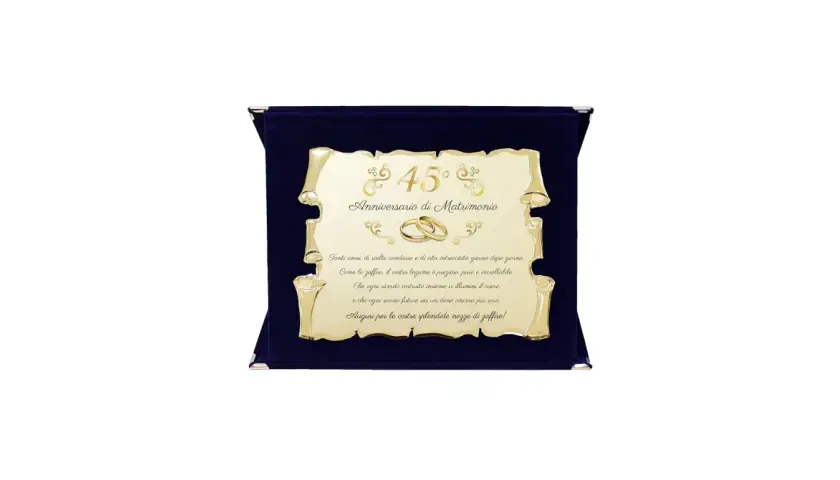 Złota tablica z napisem "45° Anniversario di Matrimonio" i obrączkami, na granatowym tle. Gratulacje z okazji 45 rocznicy ślubu.