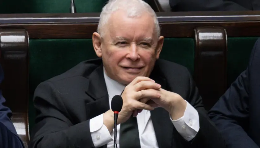 Jarosław Kaczyński, polityk, który często mówi o rodzinie i dzieciach, siedzi w ławach sejmowych.