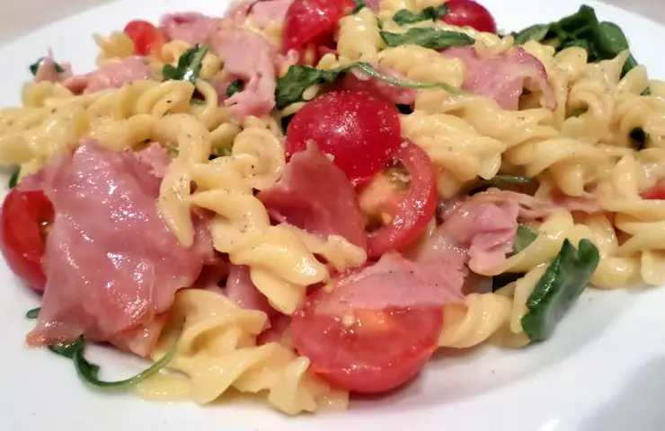 Przepyszny makaron z rukolą i szynką parmeńską - łatwy przepis