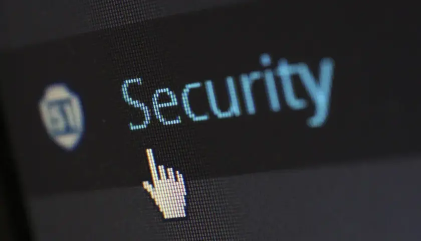 Kursor myszy nad napisem "Security", symbolizuje potrzebę zarządzania ustawieniami, np. jak wyłączyć Windows Defender.
