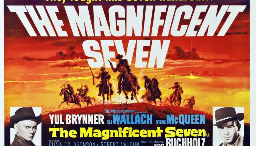 Plakat filmu "Siedmiu wspaniałych obsada" z Yulem Brynnerem i Steve'em McQueenem. Siedmiu rewolwerowców na koniach w westernowym krajobrazie.