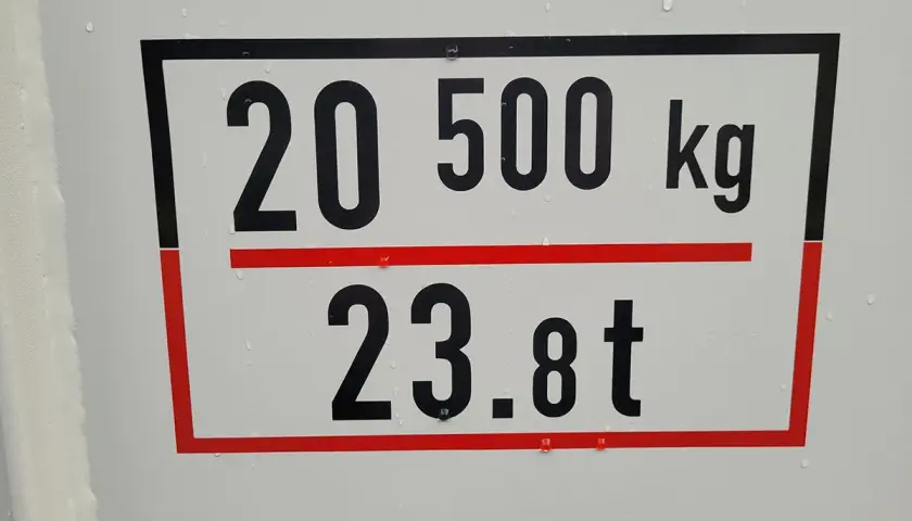 Wagon towarowy: 20 500 kg i 23.8 t. Informacja o dopuszczalnej masie całkowitej.