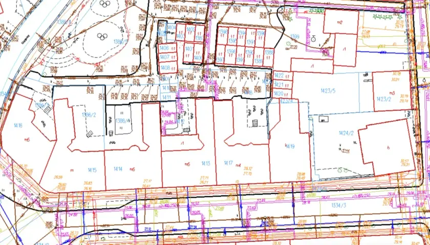 Plan zagospodarowania przestrzennego z widocznymi działkami, budynkami i ich numeracją. Symbole w planie zagospodarowania przestrzennego oznaczają różne elementy terenu.