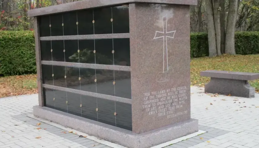 Mauzoleum z miejscami na urny. Czy można samemu przewieźć prochy zmarłego? Warto sprawdzić przepisy.