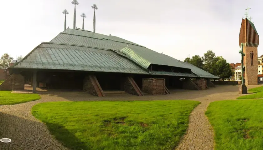 Kościół o nietypowej, rozłożystej bryle z zielonym dachem i ceglaną wieżą. Czy to jeden z najbrzydszych kościołów w Polsce?
