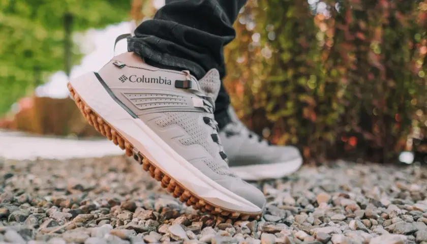 Szare buty trailowe Columbia z brązową podeszwą, idealne na wędrówki. Co to są buty trailowe? To obuwie stworzone do pokonywania nierówności terenu.