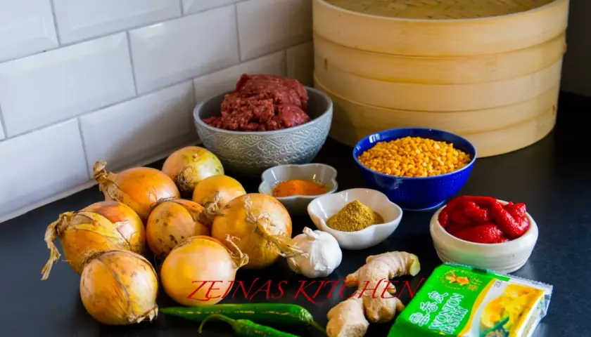 Ingredienser för afghansk mantu: köttfärs, lök, vitlök, ingefära, chili, tomatpuré, gula linser, kryddor och wonton-deg.