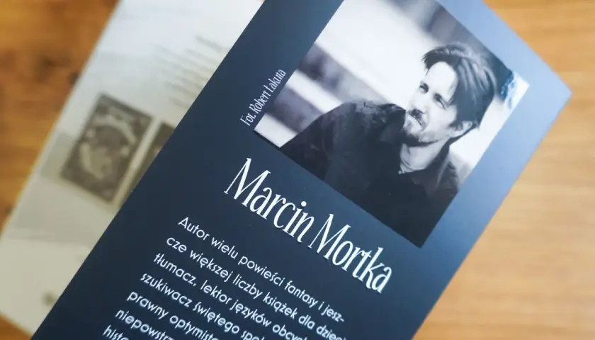 Okładka książki Marcina Mortki. Choć nie ma tego złego, co by na dobre nie wyszło, to ta okładka zapowiada ciekawe historie.