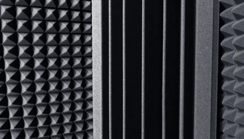 Pannelli in schiuma con texture diverse, ideali come materiale per isolamento acustico in studi di registrazione o ambienti che richiedono silenzio.