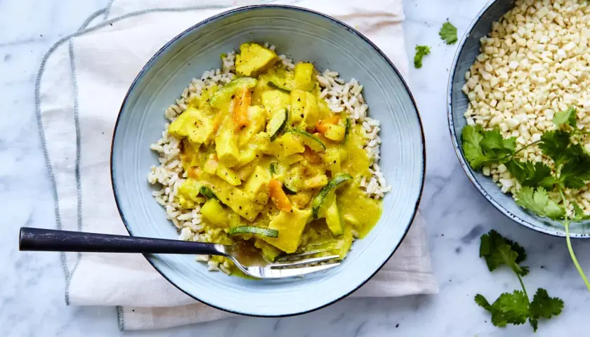 En skål med ris och en krämig currysås med grönsaker. Perfekt för ett snabbt och gott currysås recept.