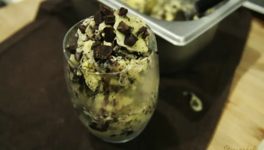 Lody straciatella co to? Kremowe lody waniliowe z kawałkami gorzkiej czekolady w szklance.