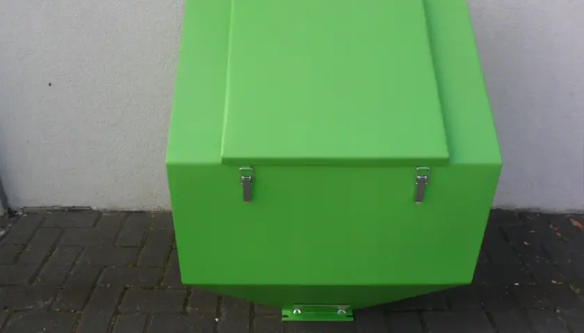Zielony zasobnik do pieca na ekogroszek Pleszew, wykonany z metalu, z dwoma pokrywami i zatrzaskami.