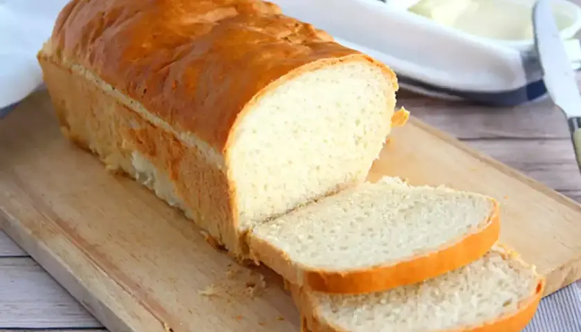 Pain de mie maison doré, parfait pour une recette facile et rapide sans machine. Idéal pour tartiner !