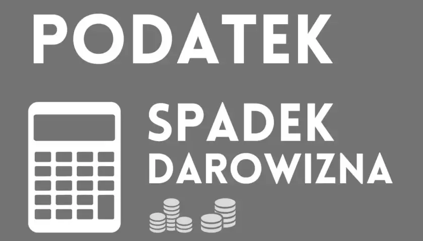 Kalkulator i monety obok napisu "Podatek Spadek Darowizna". Obrazek symbolizuje rozliczenie podatku od spadków i darowizn.
