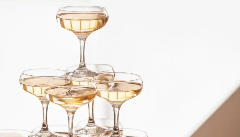 Une pyramide de champagne étincelante, prête pour une célébration.