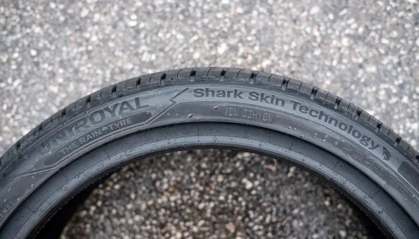Opona Uniroyal z technologią Shark Skin. Jak rozpoznać opony prawa/lewa? Sprawdź oznaczenia na boku.