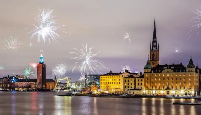 Feuerwerk erhellt den Himmel über Stockholm, während die Stadt den Jahreswechsel feiert.