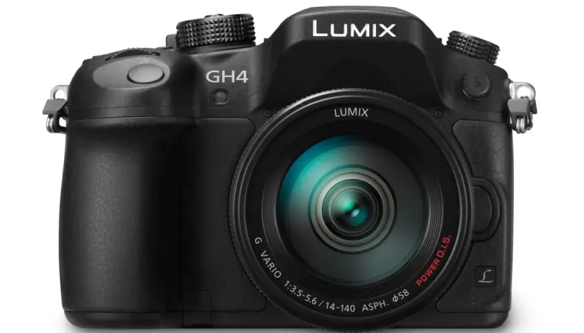 Czarny aparat Panasonic Lumix GH4 z obiektywem G Vario.