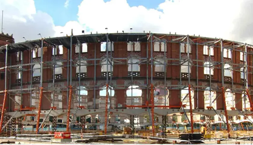 La antigua plaza de toros de la plaza España de Barcelona, ahora en proceso de reforma, luce una estructura metálica exterior.