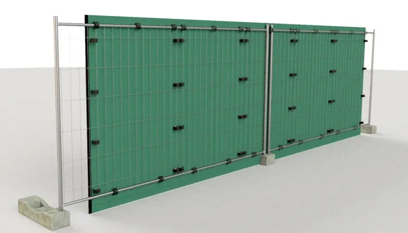 Barriera suono verde, composta da pannelli modulari con rete metallica e fissaggi neri, ancorata a blocchi di cemento.
