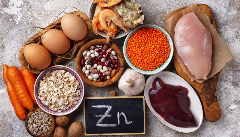 Produkty bogate w cynk: jajka, fasola, soczewica, krewetki, kurczak, wątróbka, płatki owsiane, orzechy, czosnek, marchew, pestki słonecznika.