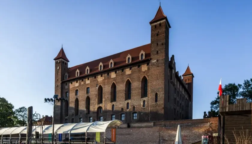 Zamek w Gniewie, imponująca ceglana twierdza z czerwonymi dachami, zaprasza do odkrywania jego tajemnic. Ciekawostki o zamku czekają!