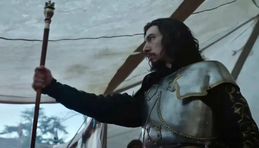 Adam Driver in armatura, con scettro, in una scena che ricorda le recensioni de "The Last Duel".