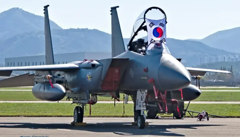 Samolot F-15 z flagą Korei Południowej na lotnisku. Kategoria f wojsko.