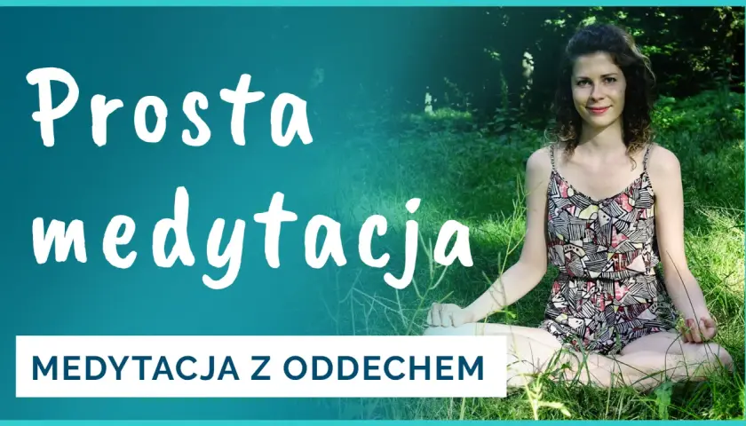 Kobieta w letniej sukience siedzi na trawie w pozycji medytacyjnej. Napis "Prosta medytacja" i "Medytacja z oddechem" sugeruje, jak nauczyć się medytować.