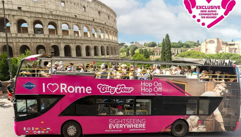 Bus touristique rose "I ❤️ Rome City Tour" près du Colisée. Profitez d'un plan de bus touristique pour explorer Rome.