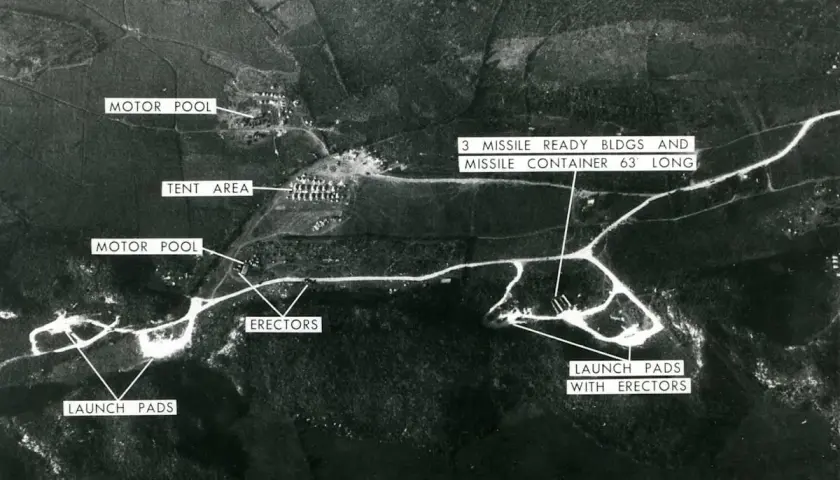 Luftaufnahme einer Militärbasis, die auf die Operation Anadyr hinweist. Zu sehen sind Raketenabschussrampen, Errichtungsgeräte, ein Zeltlager und ein Fuhrpark.